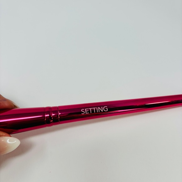 NWOT SHAINA B Miami Setting Powder Makeup Brush | Hot Pink Metallic - Picture 4 of 5